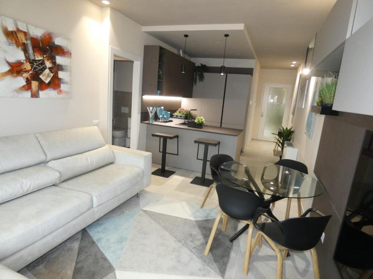 Town-Beach Home ชิวิตาโนวา มาร์เค ภายนอก รูปภาพ
