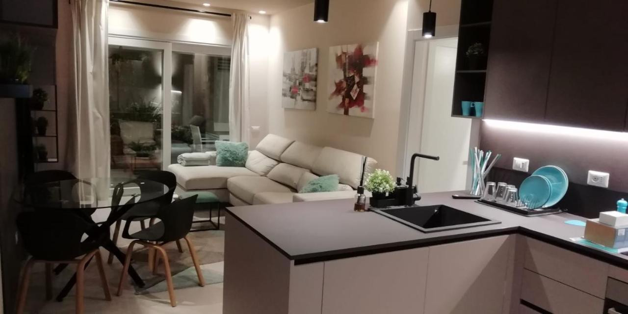 Town-Beach Home ชิวิตาโนวา มาร์เค ภายนอก รูปภาพ