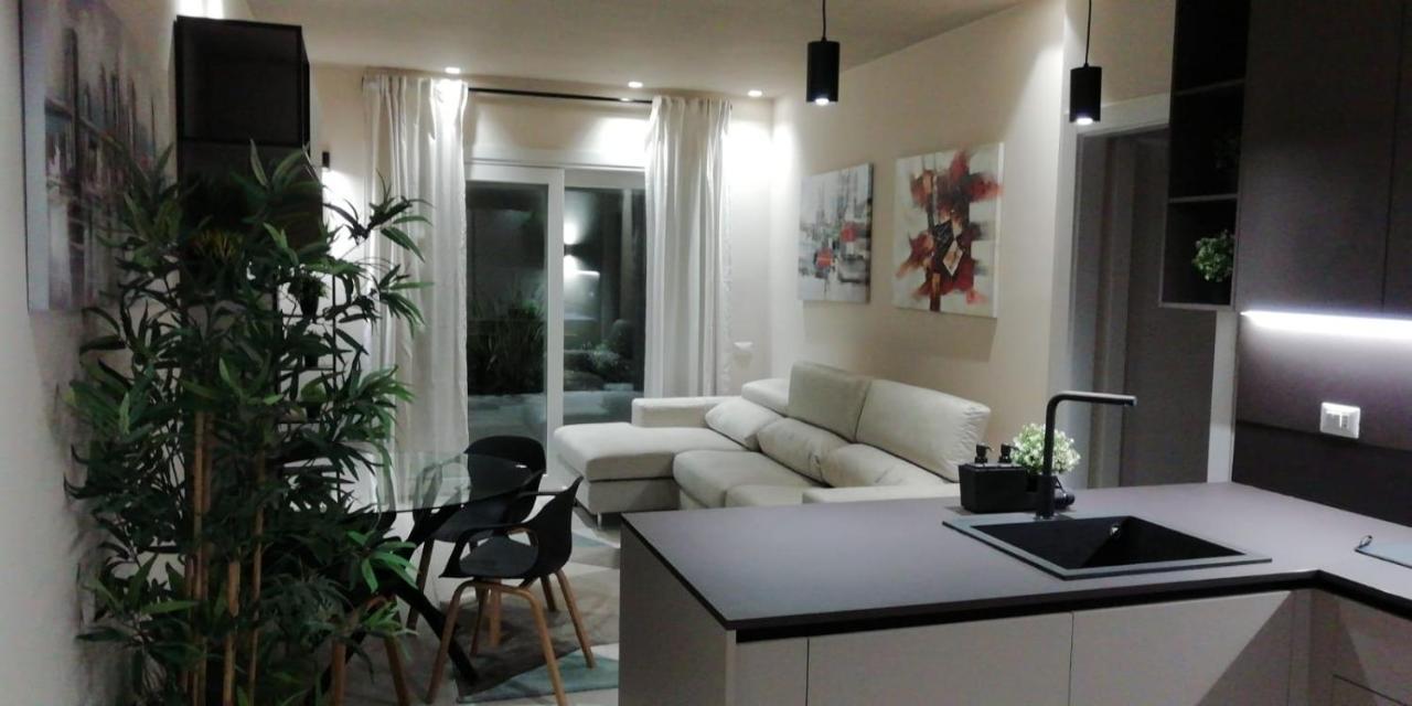 Town-Beach Home ชิวิตาโนวา มาร์เค ภายนอก รูปภาพ
